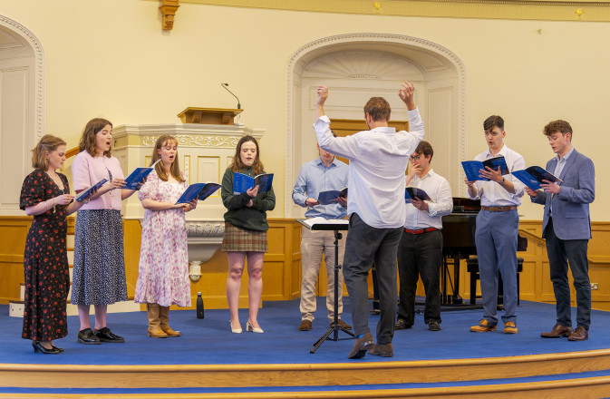 The Young Singers sing with Gregory Batsleer directing