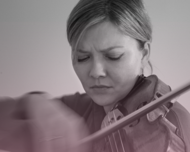 Alina Ibragimova playsd the violin