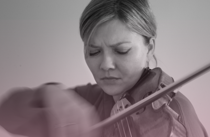 Alina Ibragimova playsd the violin