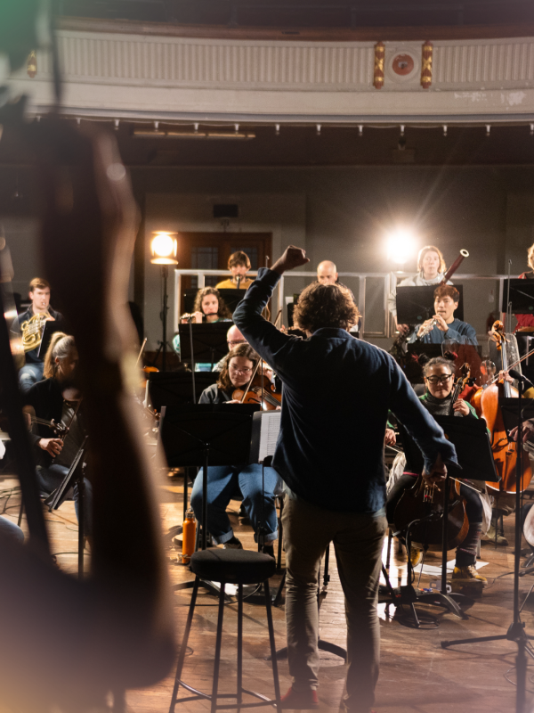 Image with Maxim conducting with cameras around
